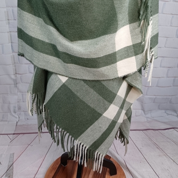 Universal Tread women's plaid print fringed shawl size one size fits most b11 - Picture 6 of 9